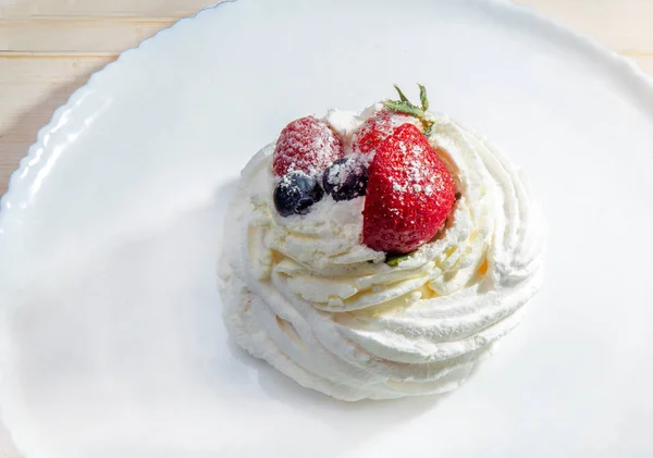 Postre Pavlova Merengue Con Bayas Dulzura Con Azúcar —  Fotos de Stock