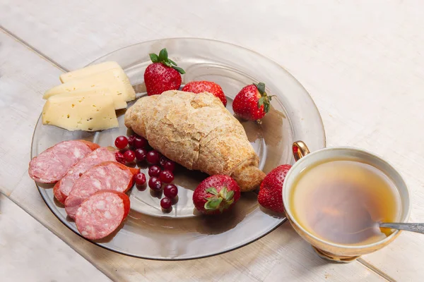 Desayuno Estilo Francés Croissant Fresas Salchicha Ahumada Cerdo Queso Arándanos — Foto de Stock