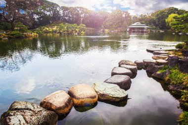 Japonya, Tokyo 'daki Kiyosumi Teien bahçeli güzel bir bahçe. Bahar geliyor..