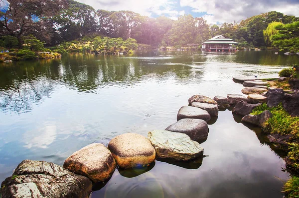 人工池のある美しい庭東京都清澄庭園 春が来る — ストック写真