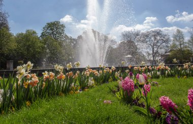 Köln 'deki Botanival bahçe parkının girişindeki çeşme - cennet baharı