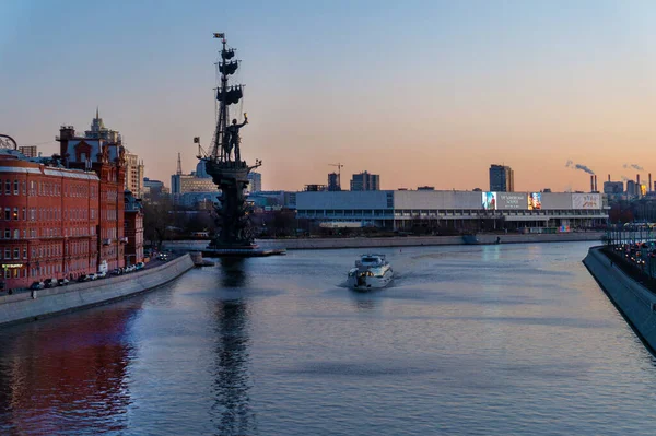 Zicht Monument Voor Peter Warme Vroege Lente Voor Moskou Rusland — Stockfoto