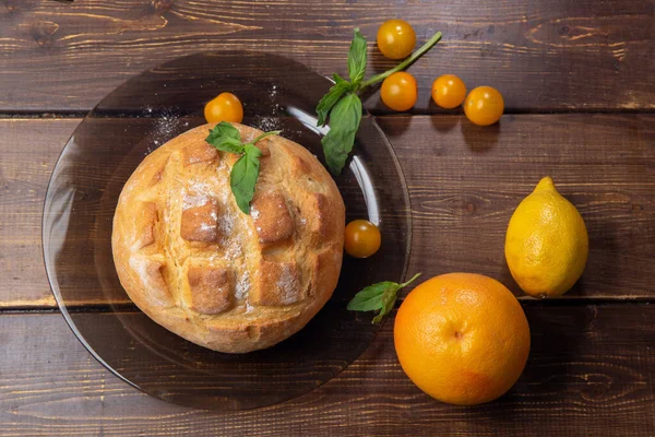 Pão Creme Pequenos Tomates Amarelos Limão Toranja Folhas Manjericão Uma — Fotografia de Stock