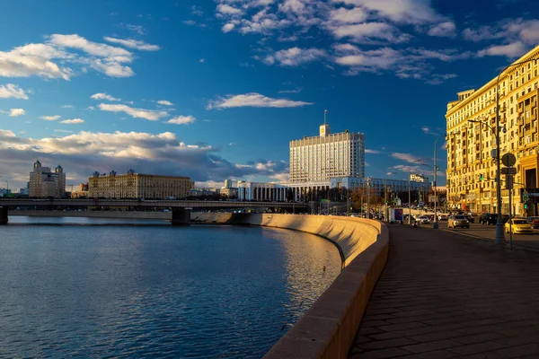 Panoramatický Výhled Moskvu Smolenskaya Nábřeží Řeky Molkvy Budování Vlády Ruské — Stock fotografie