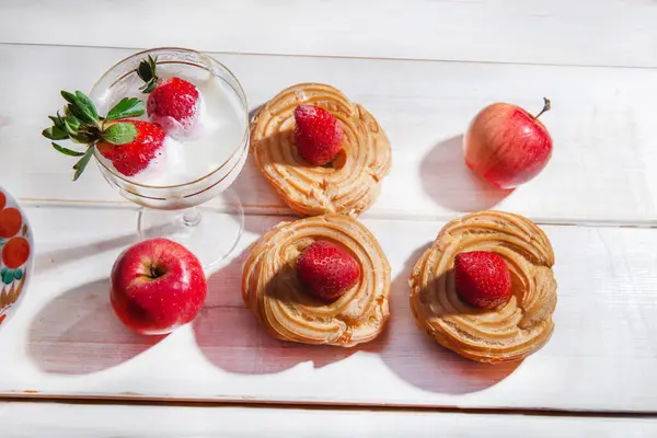 ケーキ ガラスの中にイチゴと甘いコテージチーズのクリームとリング — ストック写真