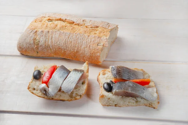 Sandes Ciabatta Pão Com Azeitonas Mussarela Tomates Mesa Madeira Branca — Fotografia de Stock