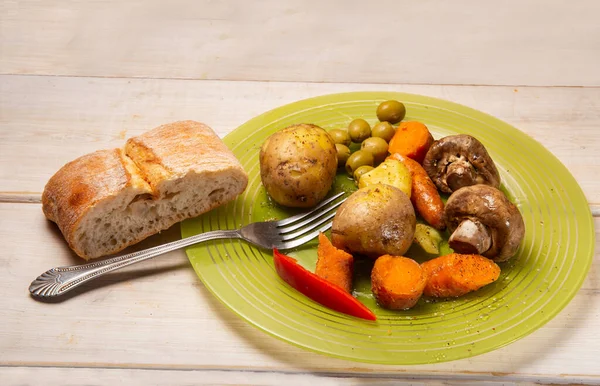 Vegetarianos Verduras Guisadas Zanahoria Champiñones Patatas Trozo Pan Ciabatta — Foto de Stock