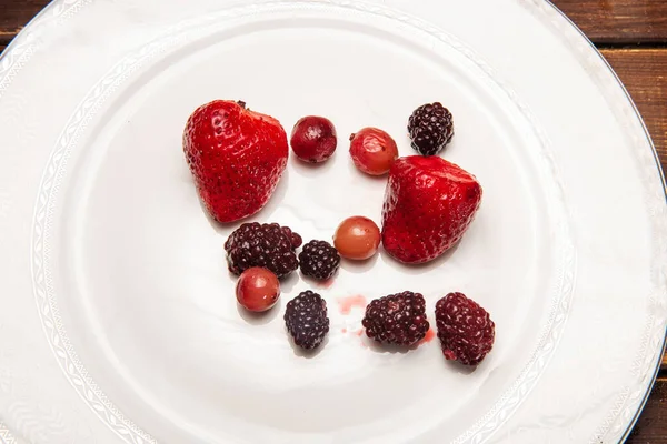 Dondurulmuş Meyveler Beyaz Tabakta Kışın Ilkbaharda Vitamin Kaynağı — Stok fotoğraf