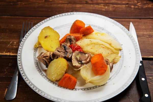 Lekker Gestoofde Aardappelen Champignons Veganistisch Eten Groentevoedsel Wit Bord Klaar — Stockfoto