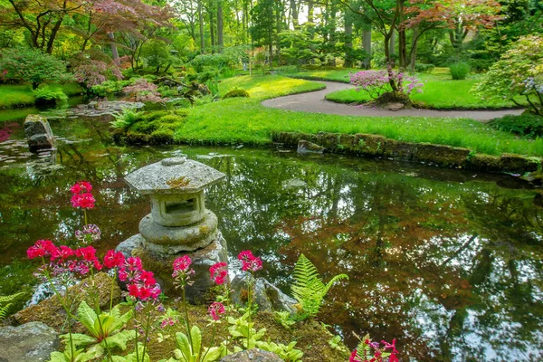 Lykta Och Damm Japansk Trädgård Haag Fantastisk Natur Maj — Stockfoto