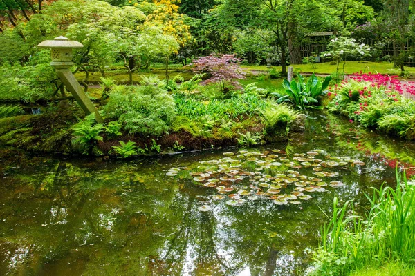 Impresionante Escena Jardín Japonés Mayo Haya Estanque Burdicks Floración Roja — Foto de Stock