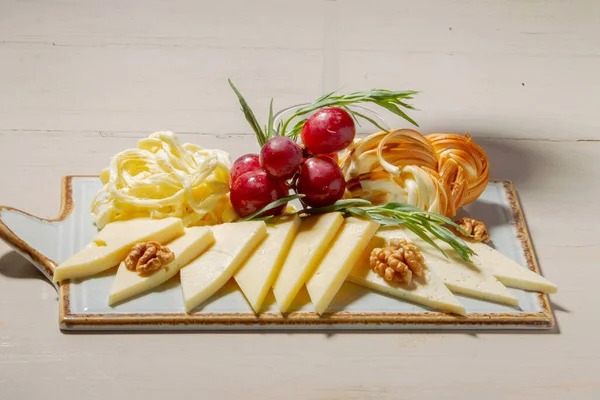 Gürcistan Peynirinin Çeşitli Türleri Kırmızı Üzümler Cevizler Bitkiler — Stok fotoğraf