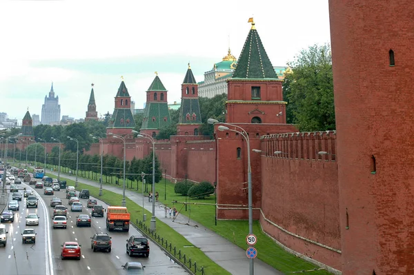 Kremlin Dünyanın Uzun Kalesi Kremlin Moskova Nehri Yakınlarında Trafik — Stok fotoğraf