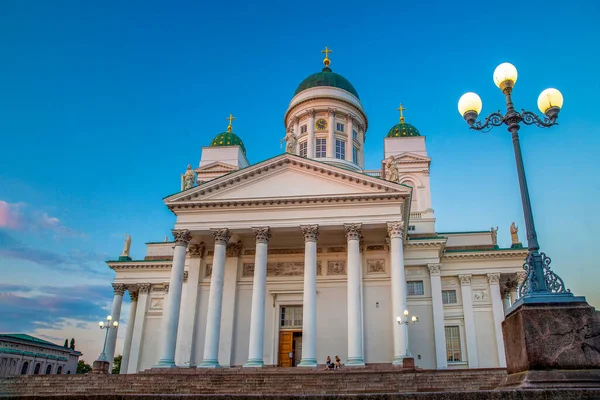 Helsinki Katedrali Girişi Önünde Merdiven Yeşil Kubbesi Olan Büyük Bir — Stok fotoğraf