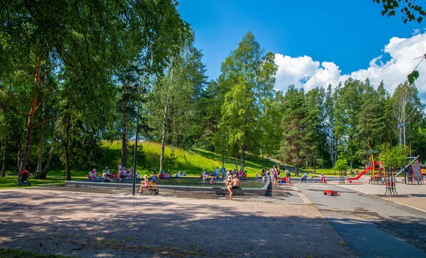 Окрестности Хельсинки Детская Территория Родители Бассейн Красивая Природа Удивительный Летний — стоковое фото