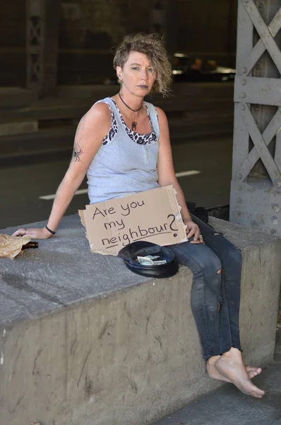 Alkoholu Závislí Bezdomovci Žena Vyprázdněným Balené Alkohol Hnědých Papírových Sáčků — Stock fotografie