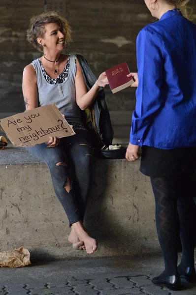 Een Punk Vrouw Zitten Onder Een Brug Met Fles Alcohol — Stockfoto