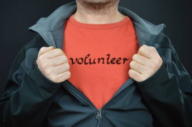 word gönüllü iki eliyle ceketini açılırken gösterilen onun kırmızı t-shirt üzerinde yazılı olan bir adam