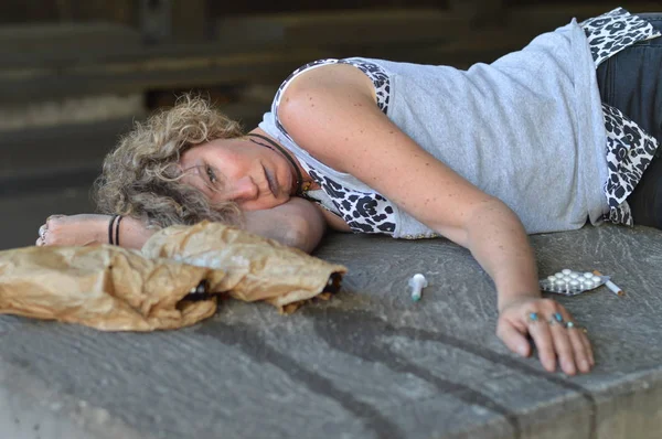 Opilý Bez Domova Žena Spí Pod Mostem Lahví Alkoholu Jiných — Stock fotografie