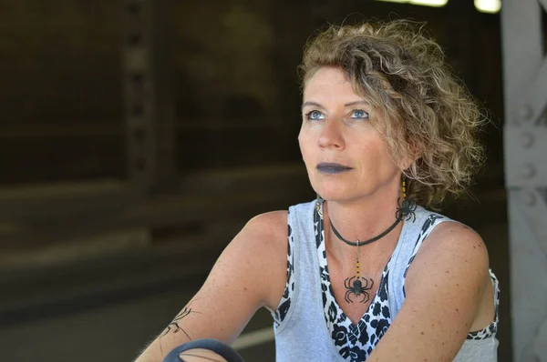 Een Volwassen Punk Vrouw Ziet Hopelijk Met Verwachting Naar Hemel — Stockfoto