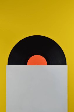 eski siyah vinil kaydını Sarı zemin üzerine beyaz boş kapağına dışarı yarım boş portakal etiketle 