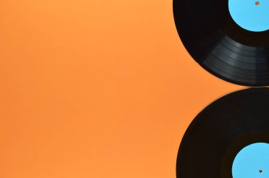 iki eski vinil kayıtlar boş mavi etiketli turuncu zemin üzerine siyah