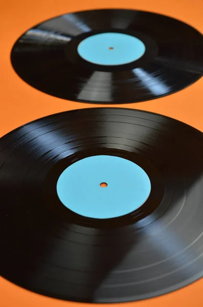 Två Gamla Svart Vinylskivor Med Tom Cyan Etiketter Orange Bakgrund — Stockfoto