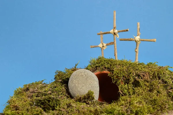 复活庭院作为复活节装饰用石头在空的坟墓附近和三十字架在山之上 — 图库照片