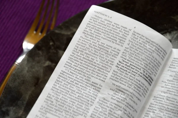 İncil'in içinde gümüş ile bir yemek tabağı üzerine ödünç