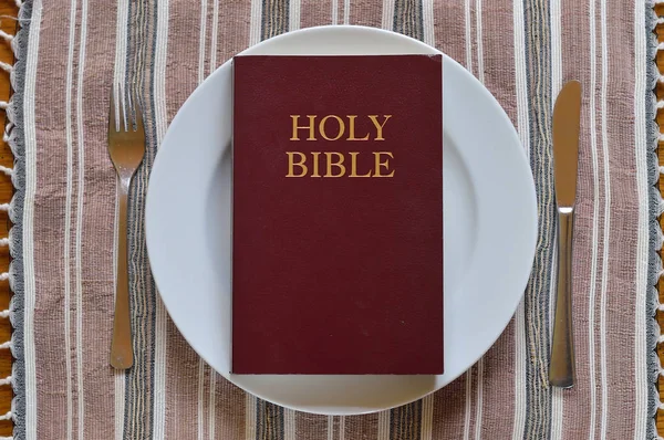 Bíblia Prato Jantar Com Talheres Emprestado — Fotografia de Stock