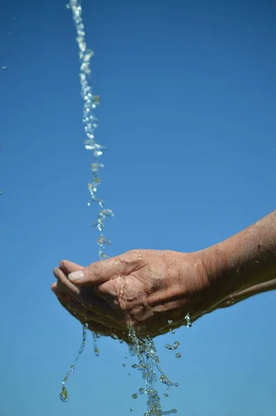 Νερό Που Ρέει Από Τον Ουρανό Στην Ανοικτή Κοίλο Χέρια — Φωτογραφία Αρχείου