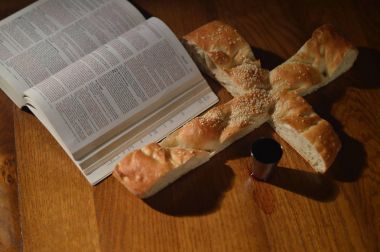 Ekmek bir İncil bir haç şeklinde açık Luke 22 ve bir kadeh şarap.
