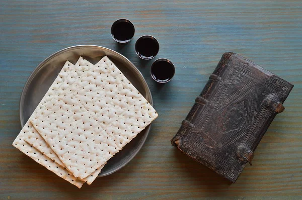 主的晚餐与面包 酒和一本古老的圣经 — 图库照片