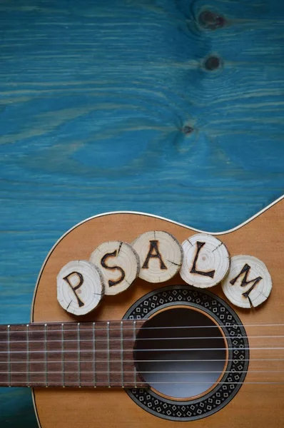 Chitarra Sfondo Legno Verde Acqua Con Pezzi Legno Esso Lettering — Foto Stock