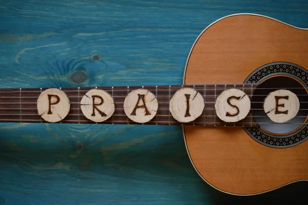 Chitarra Sfondo Legno Verde Acqua Con Pezzi Legno Esso Lettering — Foto Stock