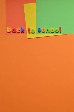 Renkli karton üzerindeki harfler ile okula geri için