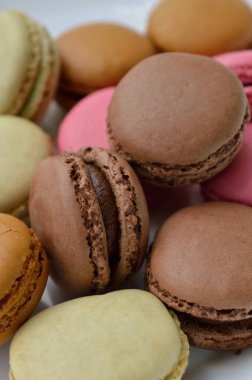 Beyaz bir plaka üzerinde renkli macaroons