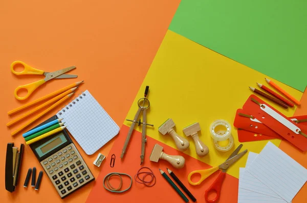 Schoolbenodigdheden Kleurrijke Karton Als Grens — Stockfoto