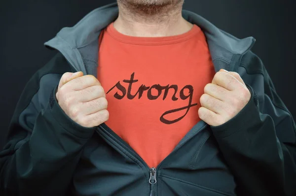 Homme Avec Mot Strong Sur Son Shirt — Photo