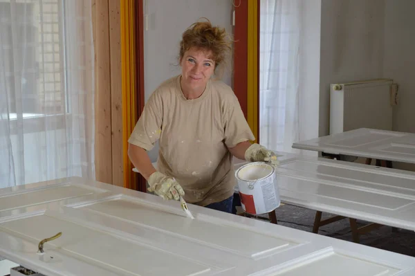 Ξανθιά Ώριμη Γυναίκα Ζωγραφίζει Πόρτες Λευκό Βερνίκι Όπως Και Εσείς Εικόνα Αρχείου