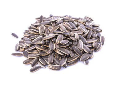 Beyaz arkaplanda izole edilmiş ayçiçeği tohumları