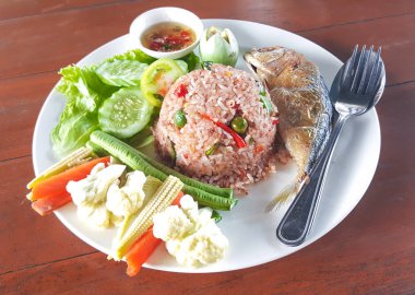 Karidesli pilav kızarmış hamur sos ve ve tatlı domuz