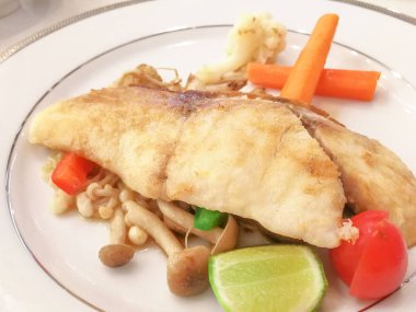 mantar ve salata ve sos akşam yemeği için balık biftek