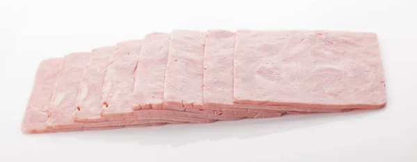 Salsicha de presunto cozido fatiado isolado no fundo branco, vista superior — Fotografia de Stock