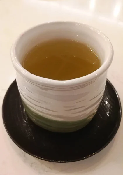 Tè verde in una ciotola isolata su sfondo bianco — Foto Stock