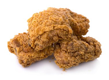 Beyaz arka planda kızarmış tavuk