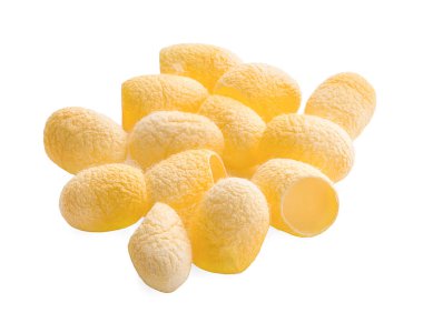 Sarı Tayland ipek böceği kozaları beyaz arka planda izole edilmiş.