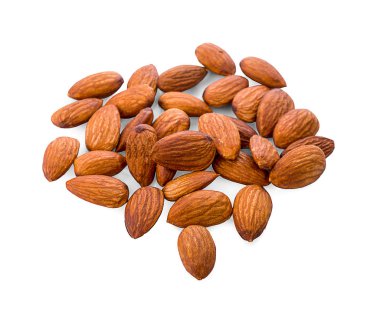 Beyaz arkaplanda izole edilmiş badem fıstıkları