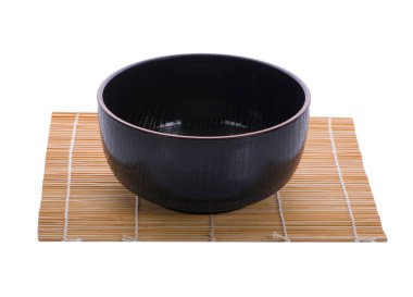 Beyaz arkaplanda siyah seramik yuvarlak kase