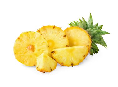 Dilimlenmiş ananas beyaz arkaplanda izole edilmiş.